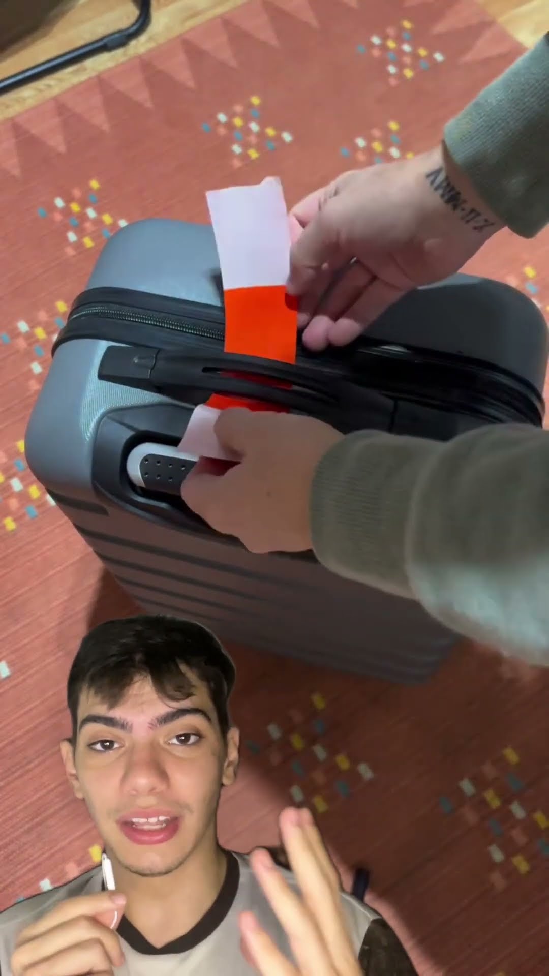 Coloque uma fita com seus dados na mala! ✈️ Nunca mais perca nada durante a viagem! ?
